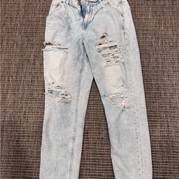 American Eagle Outfitters Denim - American Eagle Outfitters Light Wash Distressed Mom Jeans